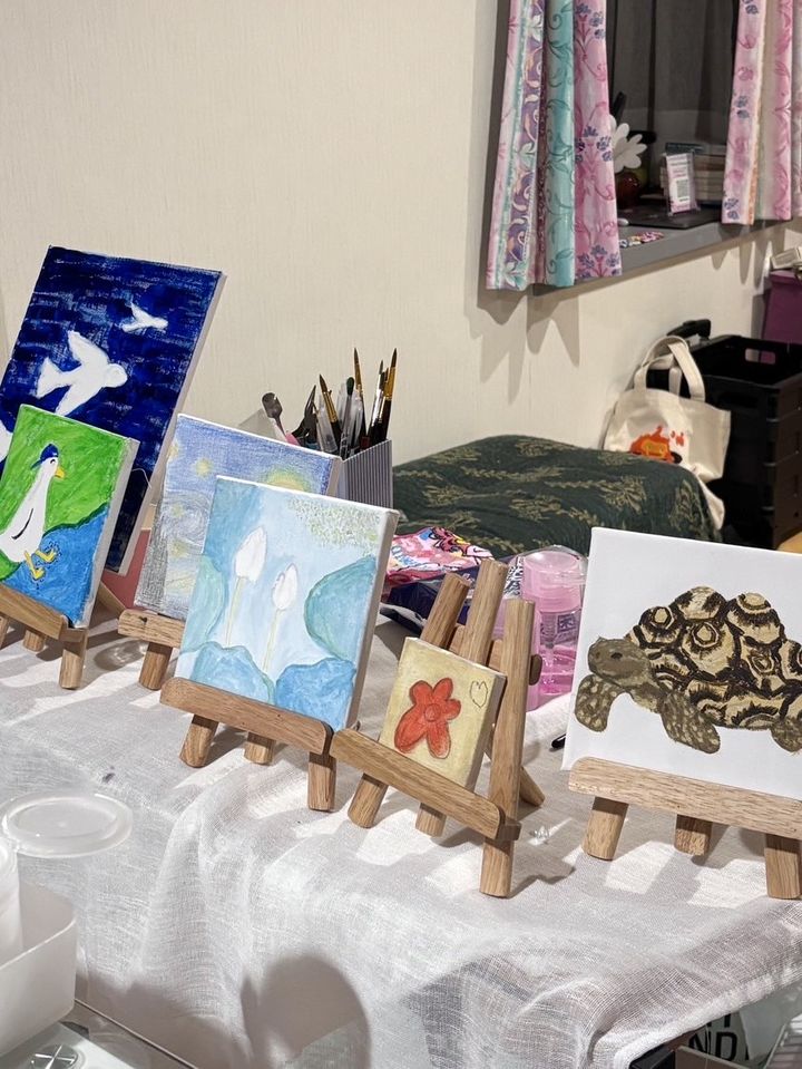 art dayで描いた小さなキャンバスの絵が、イーゼルに並んでいる様子